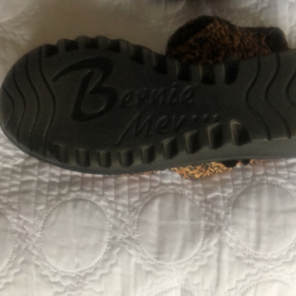 Nice sandals! - Picture 5 of 7